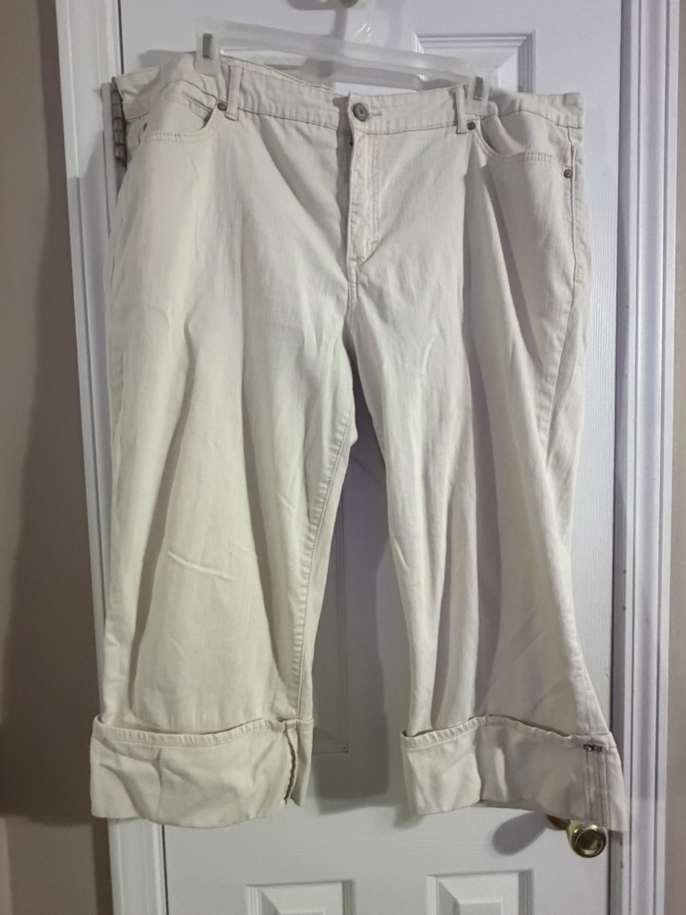 Code Bleu Women's soft and comfy Cropped Jeans in Off-White/Cream.